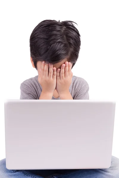 Menino na frente do laptop escondendo seu rosto — Fotografia de Stock