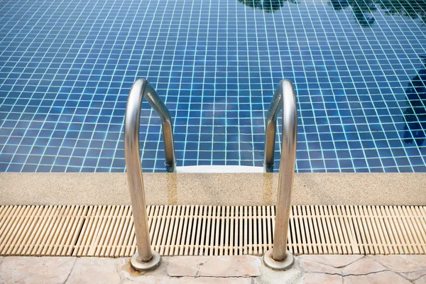 Stairs of the empty swimming pool — Stock Photo, Image