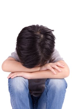 Beyaz arka plan üzerinde izole üzücü yalnız çocuk