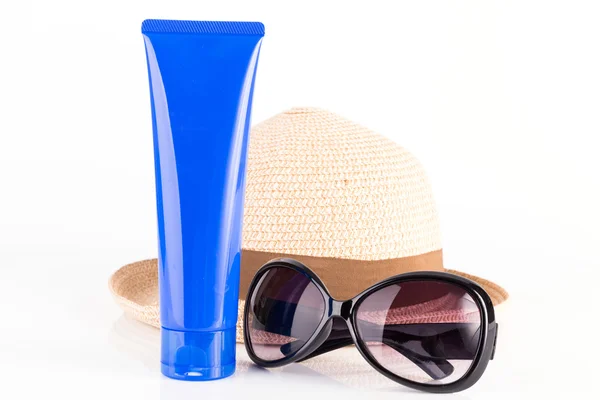 Güneş kremi, güneş gözlüğü ve şapka üzerine beyaz izole — Stok fotoğraf
