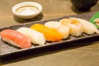 somon ve çiğ balık eti çeşitli boyut ve te'nın birkaç tür