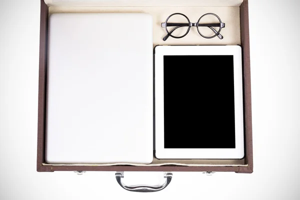 Nahaufnahme leeres Tablet, Laptop und Brille in Aktentasche auf Weiß — Stockfoto