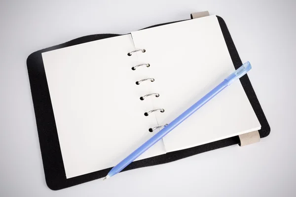Lege notebook en pen — Stockfoto