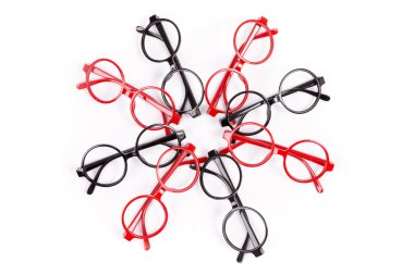 yığın üzerinde beyaz izole kırmızı ve siyah gözlük