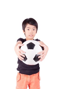 sevimli çocuk üzerinde beyaz bir backgrou izole bir futbol topu tutuyor