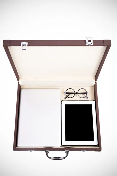 Tablette vierge, ordinateur portable et lunettes dans la mallette sur blanc (filtré — Photo