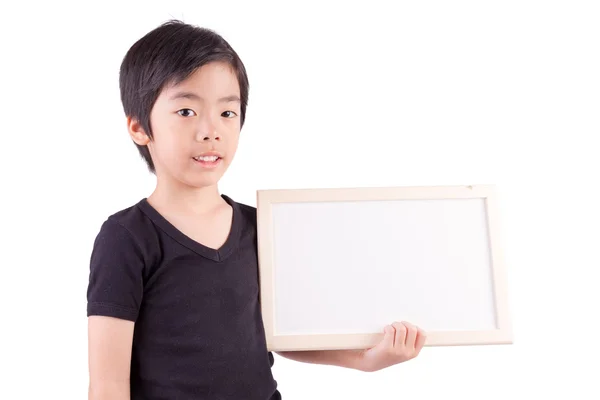 Улыбающийся мальчик с пустой горизонтальной заготовкой в руках, изола — стоковое фото