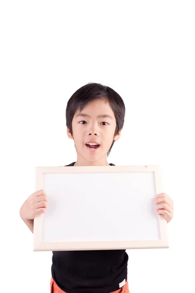 Porträt eines kleinen Jungen, der ein Whiteboard über weißem Backgro hält — Stockfoto