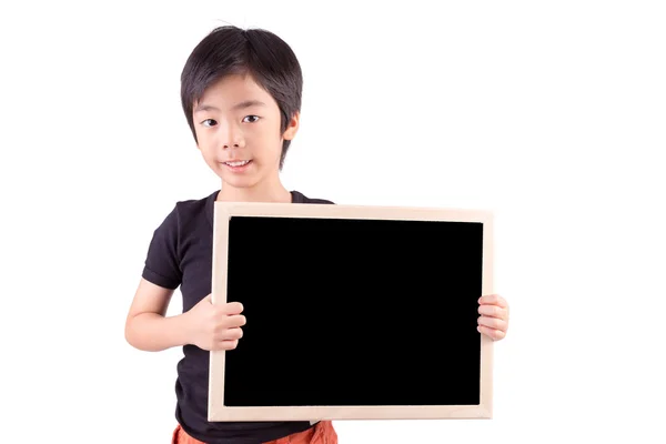 Bir yazı tahtası beyaz arka plan üzerinde tutan çocuk gülümseyen — Stok fotoğraf