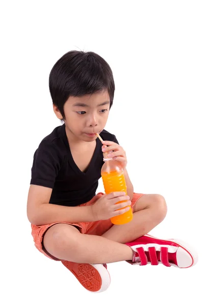 Retrato de un niño feliz bebiendo jugo de naranja. Ove aislada —  Fotos de Stock