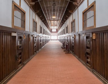 eski, ahşap ve terk edilmiş bir hapishane