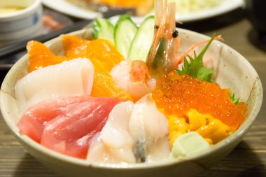 sashimi çiğ balık çeşitli pirinç kase Japonya (seçici 