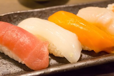 kalamar ve birkaç çeşit Japon pirinç, çiğ balık eti