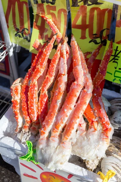 Pernas de caranguejo frescas num mercado de frutos do mar — Fotografia de Stock
