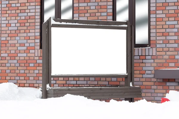 Vallas publicitarias en blanco unidas a una pared de ladrillo exterior edificios — Foto de Stock