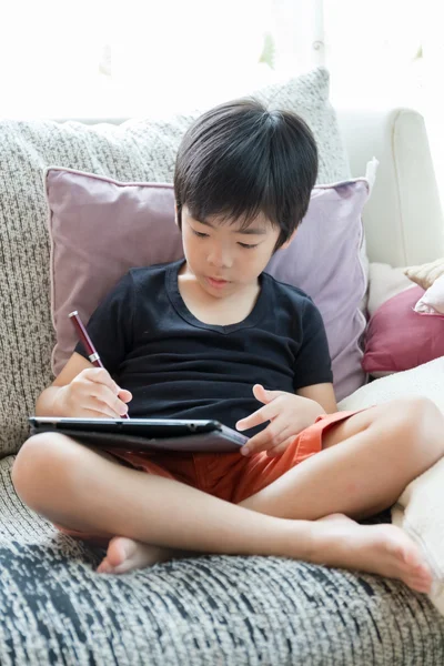 Menino bonito com um tablet pc — Fotografia de Stock