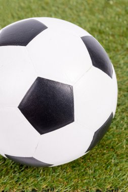 Futbol sahasında futbol topu