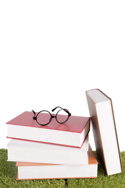 本の眼鏡のペアを持つ上のスタック — ストック写真