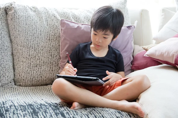 Netter kleiner Junge mit Tablet-PC — Stockfoto