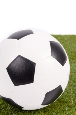 Futbol sahasında futbol topu