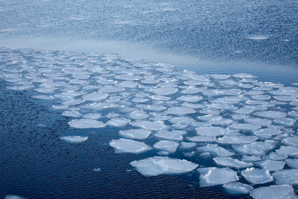 Blocchi di ghiaccio naturali che si rompono contro la riva e il ghiaccio marino durante — Foto Stock