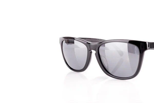 Gafas de sol oscuras modernas con montura negra sobre fondo blanco — Foto de Stock