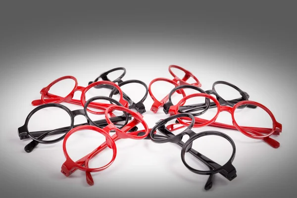 바 림과 붉은 색과 검은 안경의 스택 — 스톡 사진