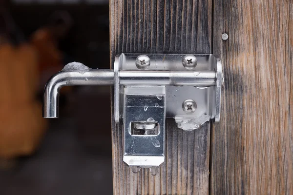 The padlock locking the wooden door — Stock Photo, Image