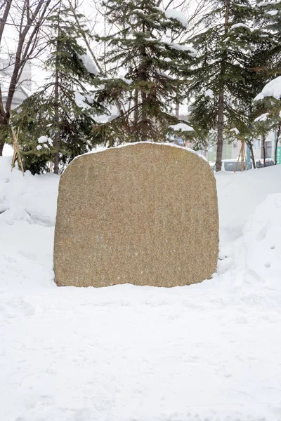 Prázdné kámen v sněhu dát svůj vlastní text — Stock fotografie