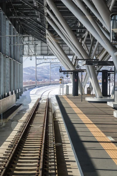 Binari ferroviari in inverno, visti dalla stazione — Foto Stock