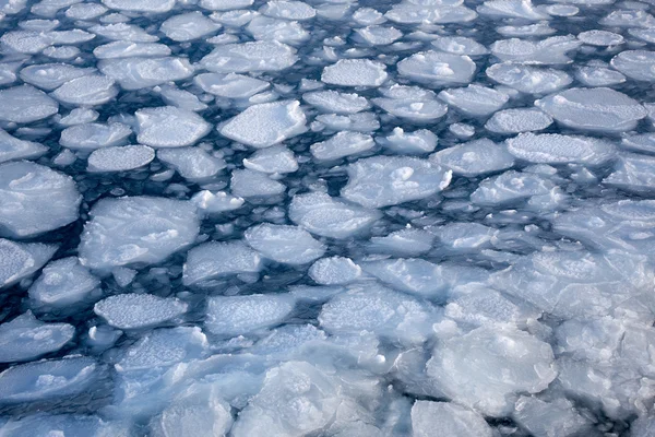 Bryta våren isflak vid havet — Stockfoto