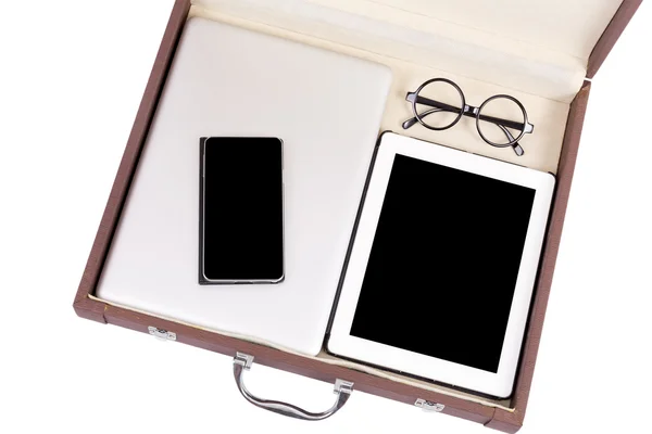 Tabletas en blanco, dispositivos móviles y electrónicos en maletín —  Fotos de Stock