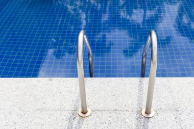 Merdivenli yüzme havuzu