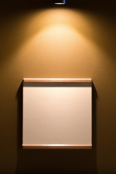 Пустой кадр на стене с прожектором, для текста или изображения — стоковое фото