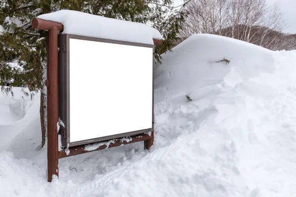 公園の背景に雪で覆われている看板 — ストック写真