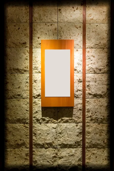 Порожня дерев'яна рамка на кам'яній стіні освітлені точкові світильники в інтернеті — стокове фото