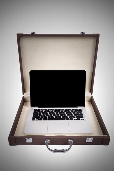 Laptop in Aktentasche isoliert auf weißem Hintergrund (Vignettenfilter — Stockfoto