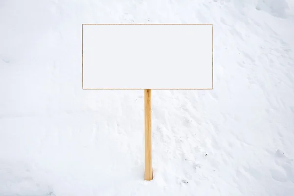 Signo en blanco en la nieve, para su propio texto o imagen — Foto de Stock