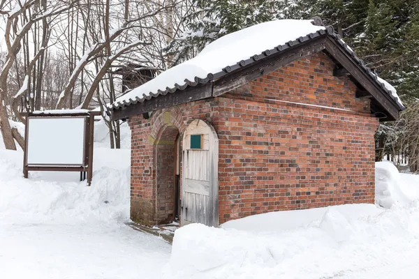 Velha casa de tijolo durante o inverno — Fotografia de Stock