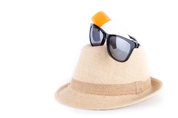 Chapeau, lunettes de soleil, lotion corporelle isolée sur fond blanc — Photo