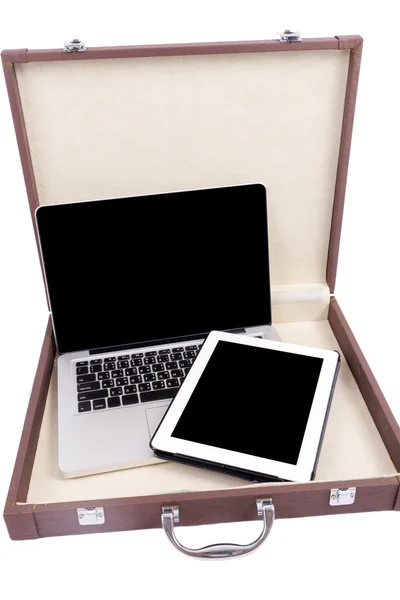 Offenes Laptop mit digitalem Tablet in der Aktentasche. isoliert auf weiß. — Stockfoto