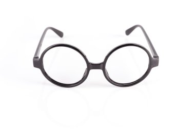 Beyaz arkaplanda siyah gözlük