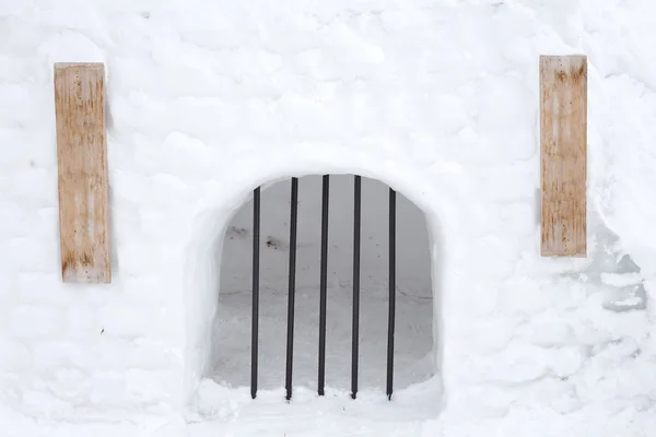 Prisão de neve com sinal de madeira — Fotografia de Stock