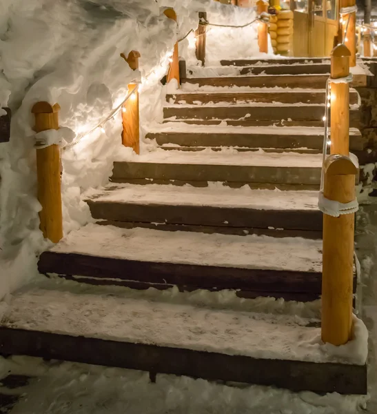 Iluminación de escalera de madera en Navidad con nieve cubierta —  Fotos de Stock