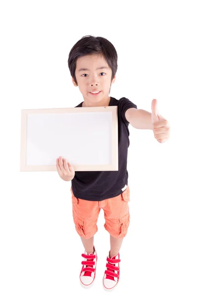 Skola pojke håller en tom whiteboard, isolerad på vit backgro — Stockfoto
