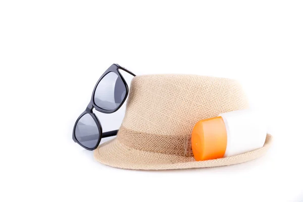 Sombrero, gafas de sol, loción corporal aislada sobre fondo blanco — Foto de Stock