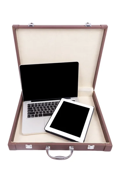 Ordinateur portable ouvert avec tablette numérique dans la mallette. isolé sur blanc . — Photo
