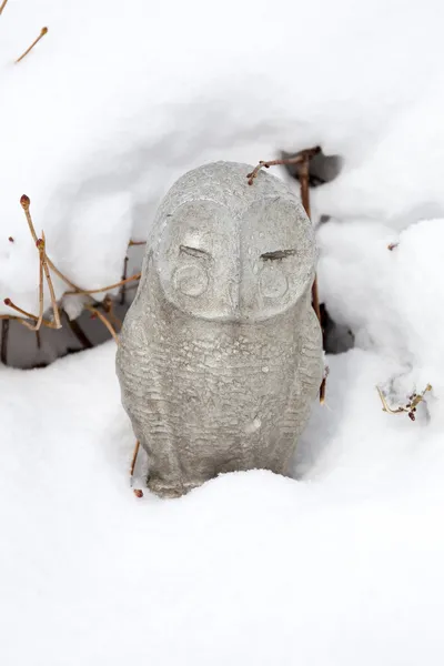 Eulenstatue im Schnee — Stockfoto