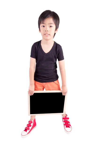 Улыбающийся мальчик держит доску на белом фоне — стоковое фото