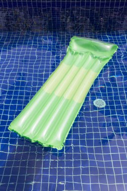 Yüzme havuzunda yüzen şişme Sal